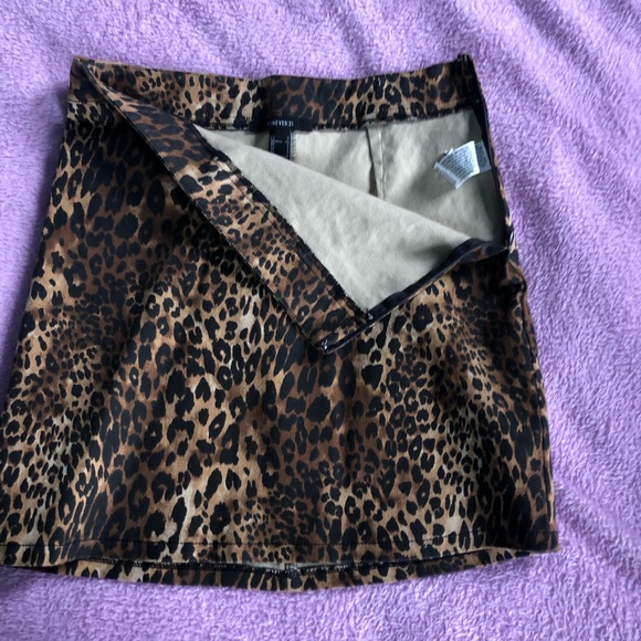 Forever 21 Leopard Print Skirt - Picture 4 of 5